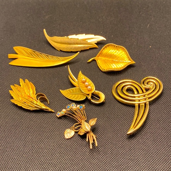 Vintage Jewelry - Vintage Golden Lot of 7 Brooches